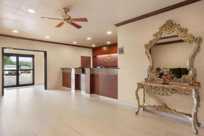Baymont by Wyndham Clute - image 4