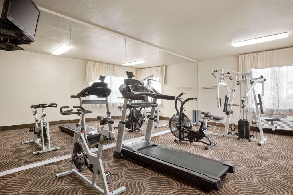 Baymont by Wyndham Clute - image 6