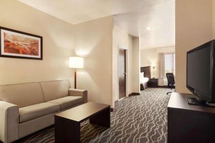 Baymont by Wyndham Clute - image 7