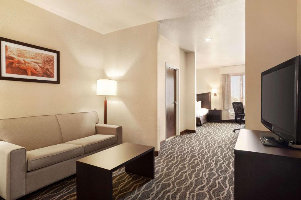 Baymont by Wyndham Clute - image 7