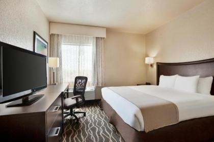 Baymont by Wyndham Clute - image 9