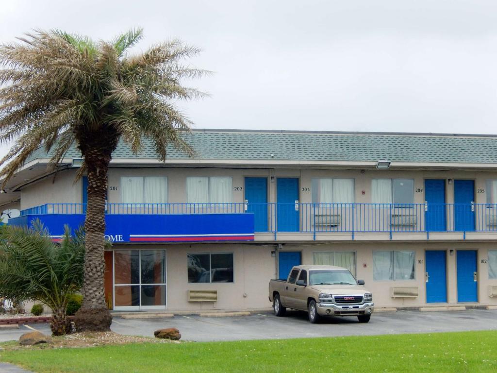 Motel 6-Clute TX - main image