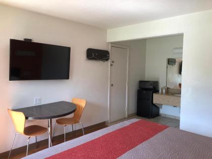 Motel 6-Clute TX - image 4