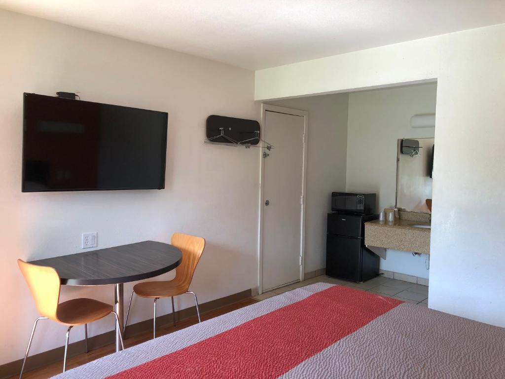 Motel 6-Clute TX - image 4
