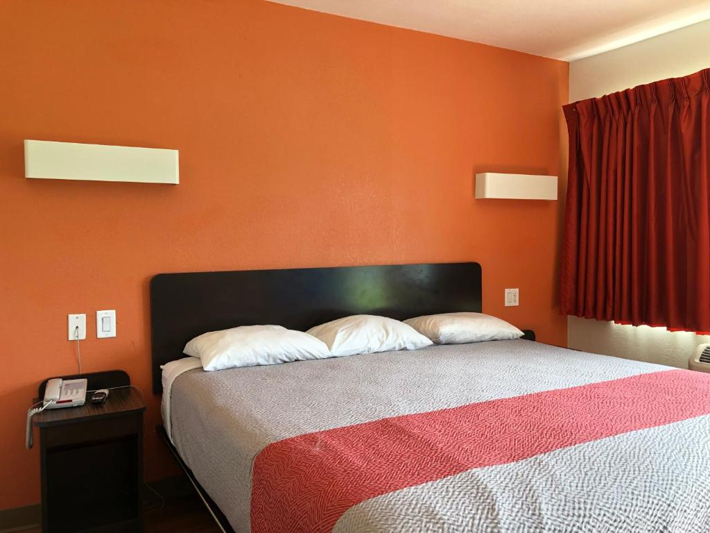 Motel 6-Clute TX - image 5