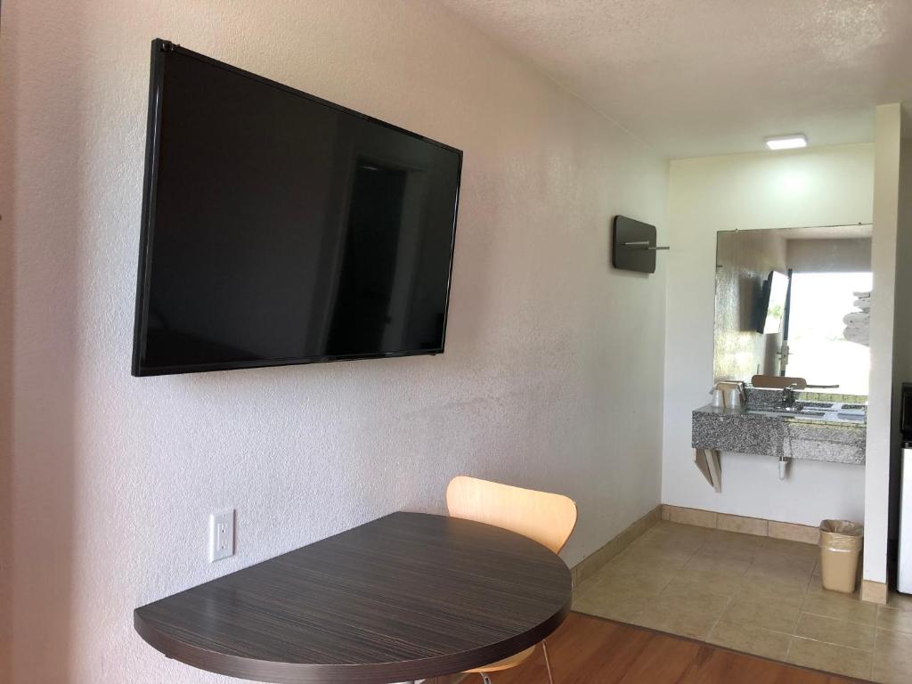 Motel 6-Clute TX - image 6