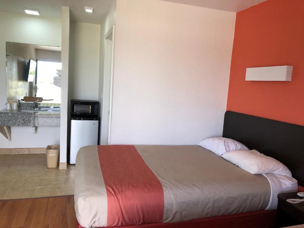 Motel 6-Clute TX - image 7