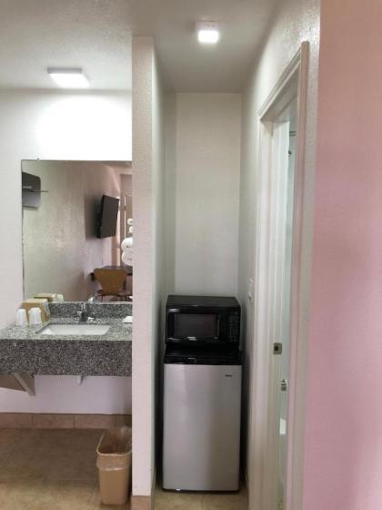 Motel 6-Clute TX - image 9