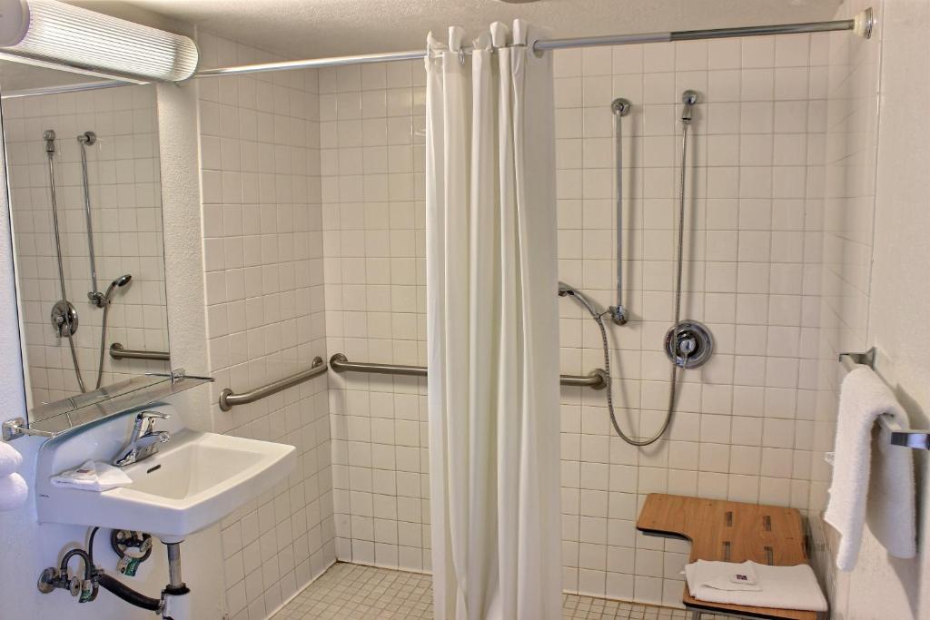 Motel 6-Coalinga CA - East - image 2