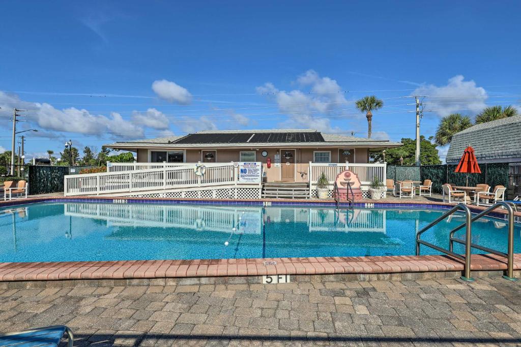 Cozy Escape at Waterfront Cocoa Beach Complex - image 2