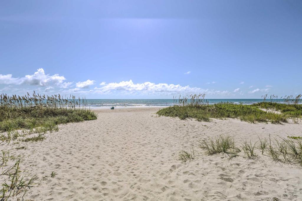 Cozy Escape at Waterfront Cocoa Beach Complex - image 3