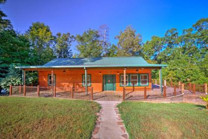 Coffeeville Cabin with Deck about 7 mi to Grenada Lk
