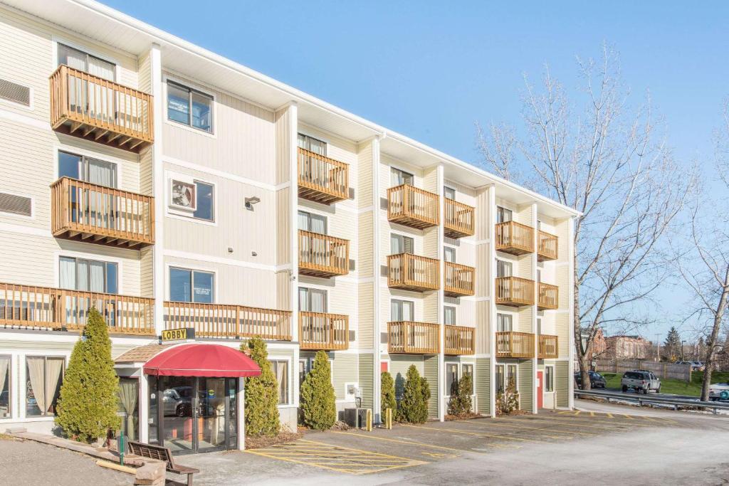 Days Inn by Wyndham Colchester Burlington - main image