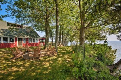Rustic Lake House on Lake Champlains Barney Point - image 1