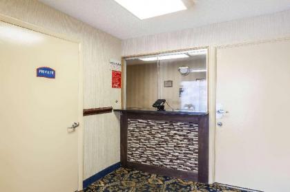 Howard Johnson by Wyndham College Park - image 5