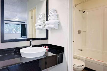 Travelodge by Wyndham College Park - image 5