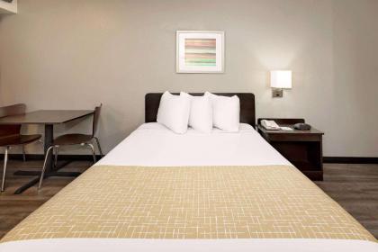 Travelodge by Wyndham College Park - image 6