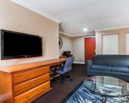 Quality Inn & Suites Atlanta Airport South - image 9