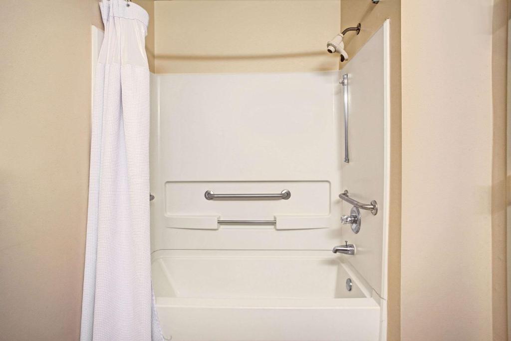 Microtel Inn by Wyndham Atlanta Airport - image 6