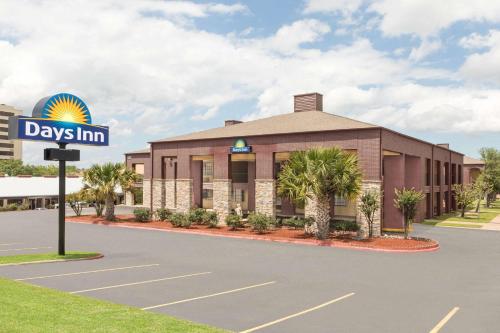 Days Inn by Wyndham College Station University Drive - main image