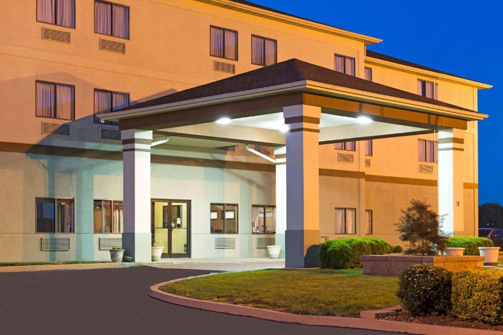 Days Inn by Wyndham Collinsville - main image