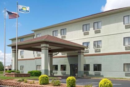 Days Inn by Wyndham Collinsville - image 11
