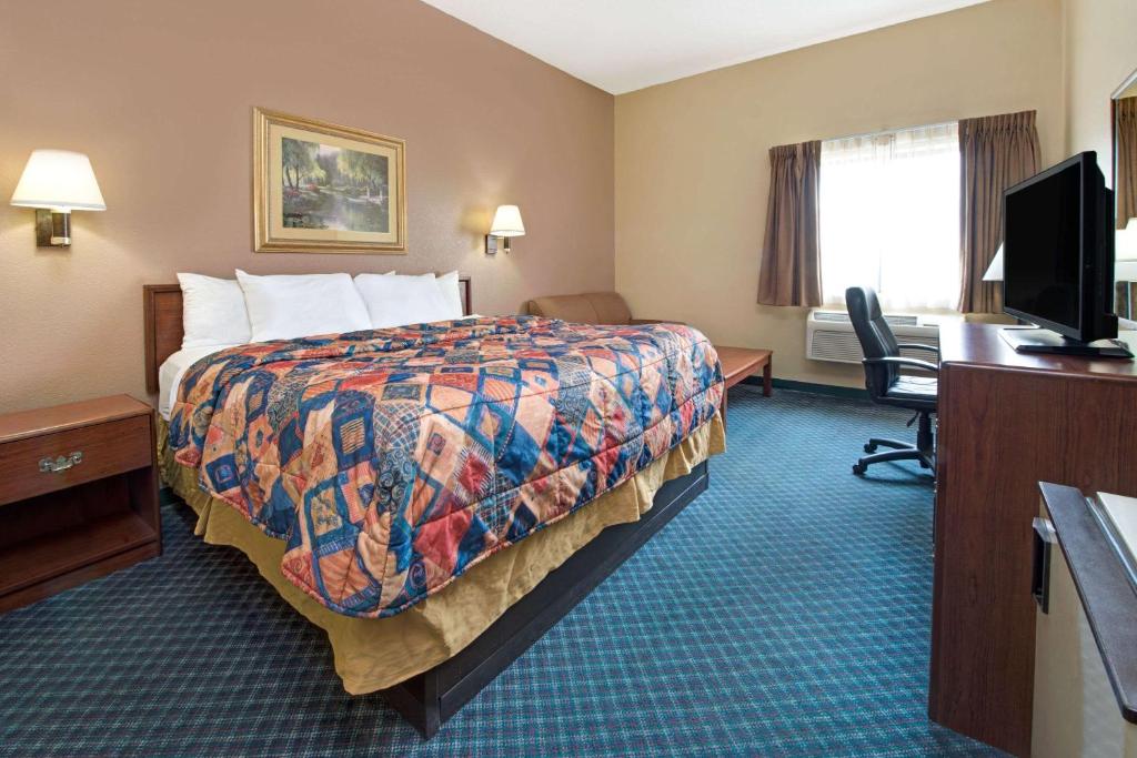 Days Inn by Wyndham Collinsville - image 2