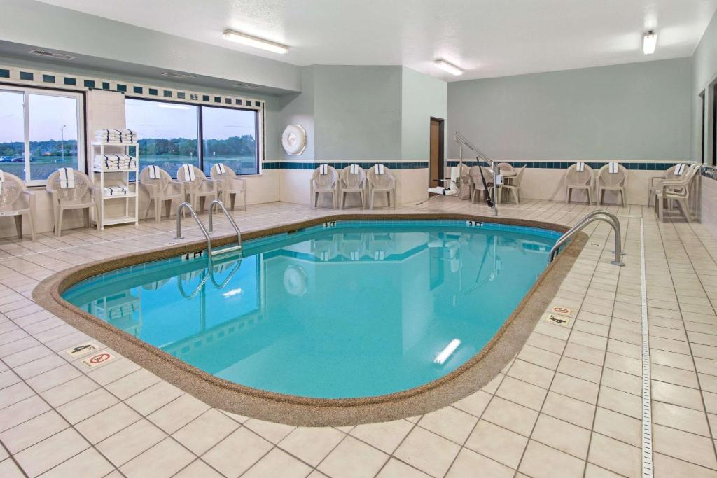 Days Inn by Wyndham Collinsville - image 3