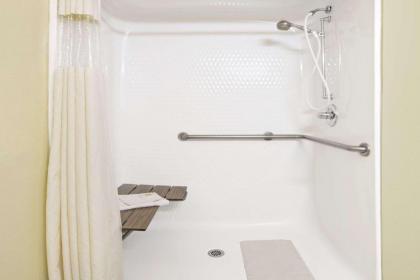 Days Inn by Wyndham Collinsville - image 4