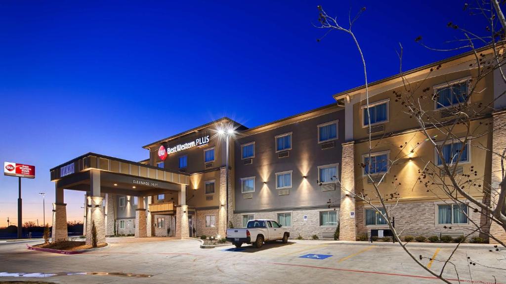 Best Western Plus Lonestar Inn & Suites - main image