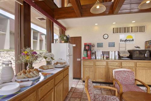 Days Inn by Wyndham Colorado Springs/Garden of the Gods - image 2