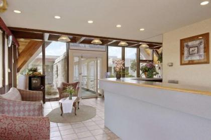 Days Inn by Wyndham Colorado Springs/Garden of the Gods - image 3