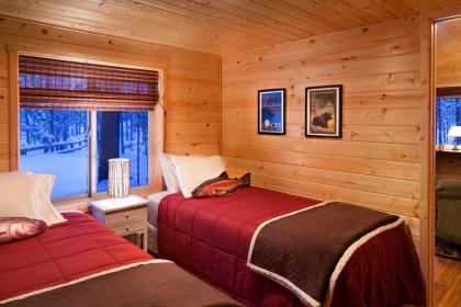 Reclusive Moose Cabins - image 4