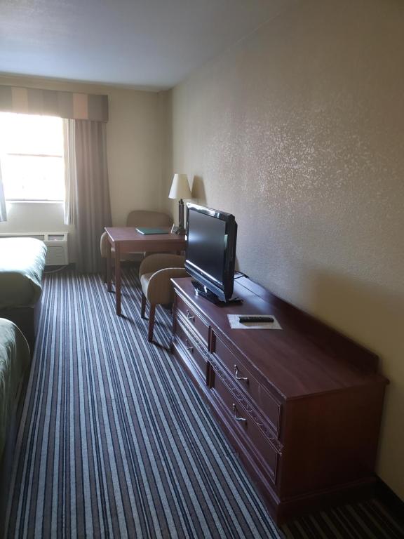 Quality Inn & Suites Columbia I-70 - image 6