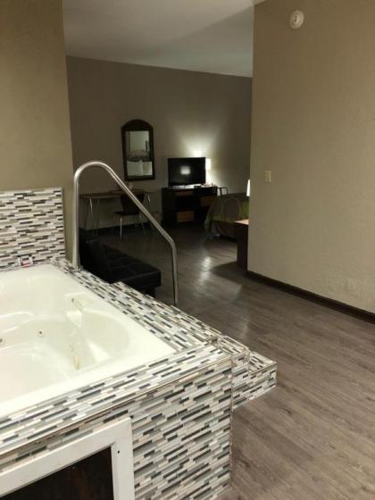 Super 8 by Wyndham Columbia - image 14