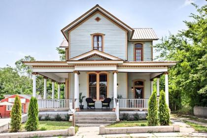 Historic Gem with Front Porch   Walk to town Square