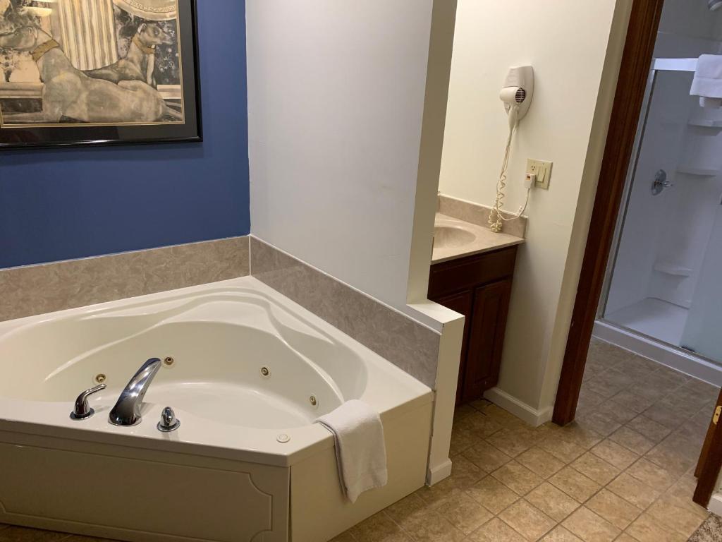 Days Inn by Wyndham Columbus IN - image 7