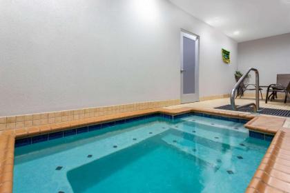 La Quinta by Wyndham Columbus - Edinburgh - image 11