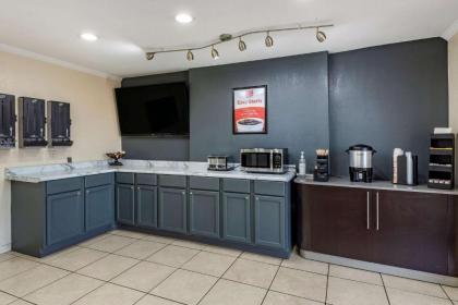 Econo Lodge Inn & Suites - image 10