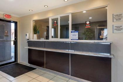 Econo Lodge Inn & Suites - image 2