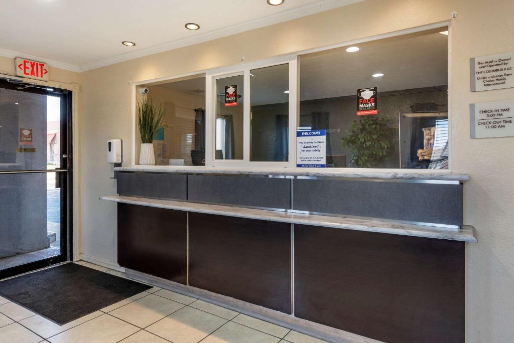 Econo Lodge Inn & Suites - image 2