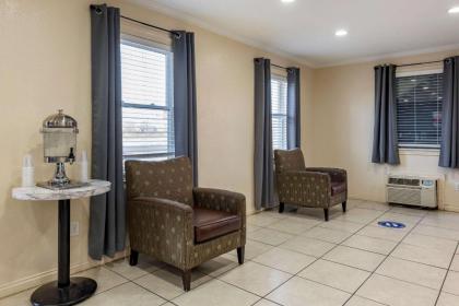 Econo Lodge Inn & Suites - image 3
