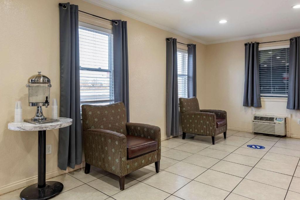 Econo Lodge Inn & Suites - image 3