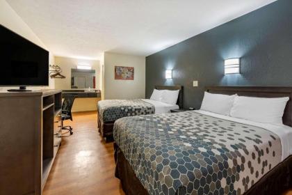 Econo Lodge Inn & Suites - image 4