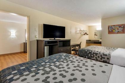 Econo Lodge Inn & Suites - image 5