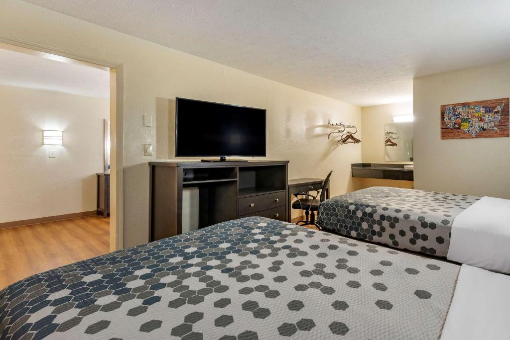 Econo Lodge Inn & Suites - image 5