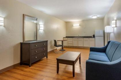 Econo Lodge Inn & Suites - image 6
