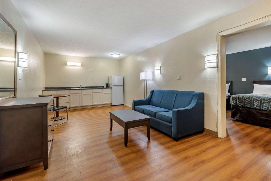 Econo Lodge Inn & Suites - image 7