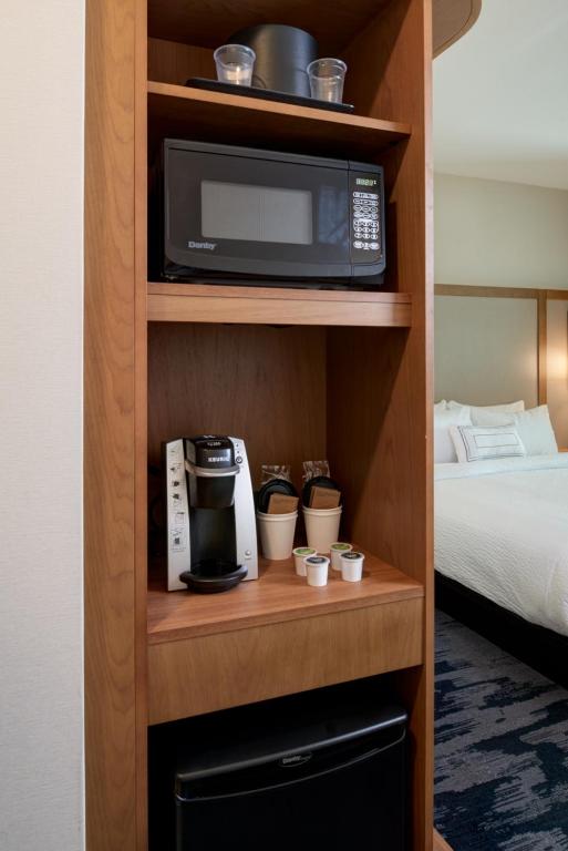 Fairfield Inn & Suites by Marriott Columbus IN - image 6