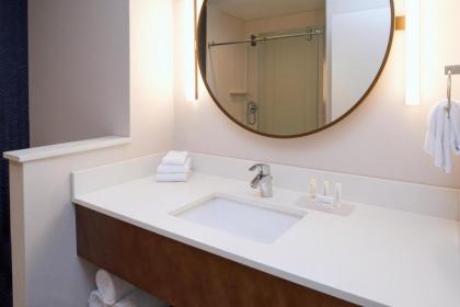Fairfield Inn & Suites by Marriott Columbus IN - image 7